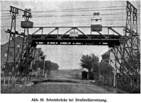Abb. 58. Schutzbrücke bei Straßenübersetzung.